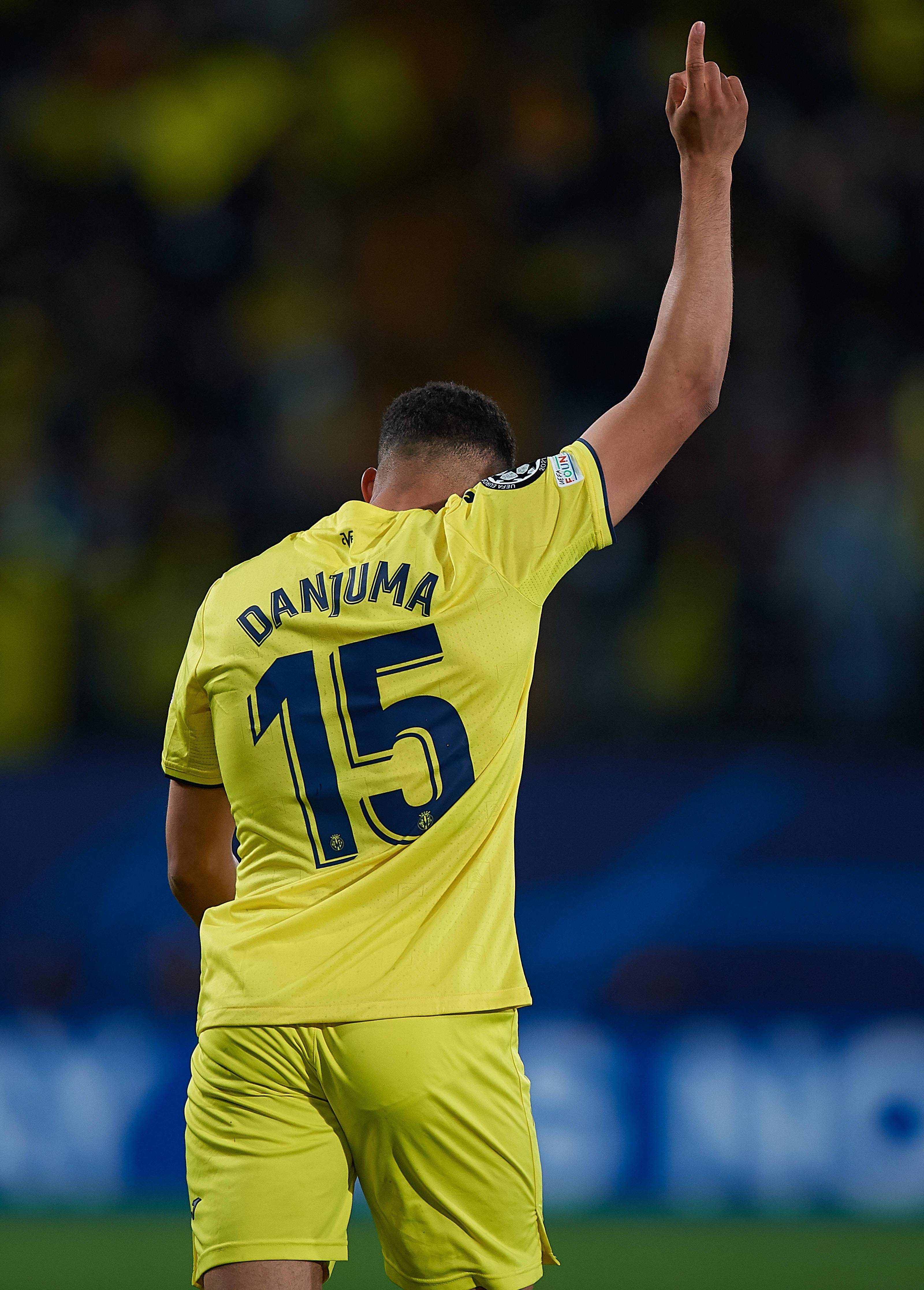 yy易游体育官网-冲刺阶段社区盾焦点战，比利亚雷亚尔门线救险，赛场秩序良好，身体对抗强度拉满