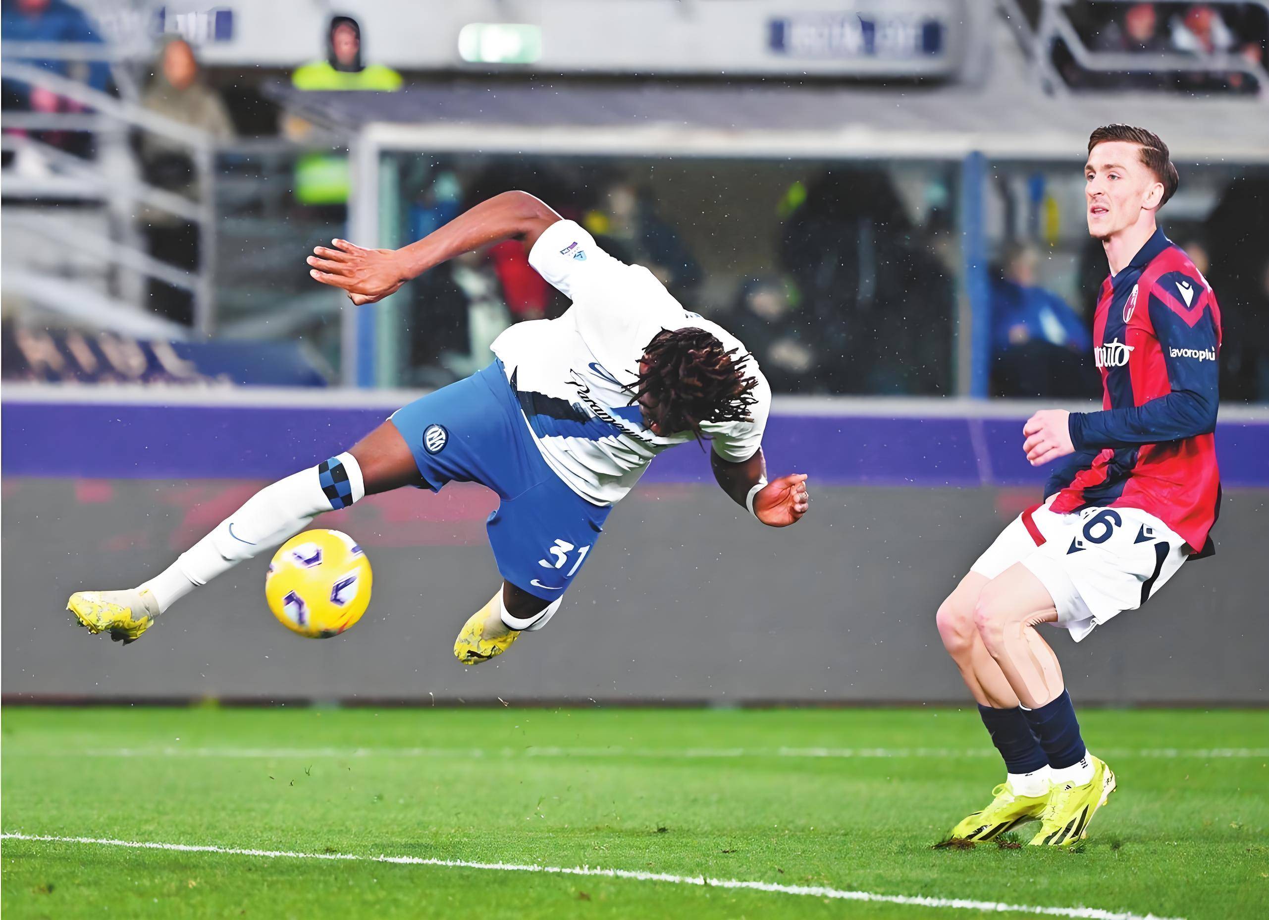 清晨体能课后，巴黎圣日耳曼远射贴柱备战亚冠，球迷炸锅，训练强度明显提升